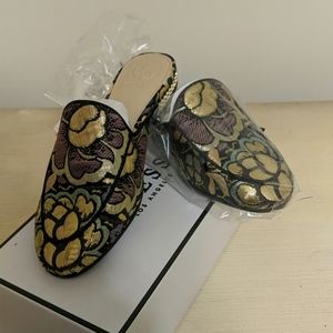 Guess gold tapestry slides. Brand new never worn.